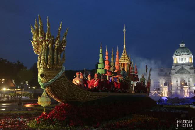 เรือพระที่นั่งจำลอง จัดแสดงในงาน "อุ่นไอรัก คลายความหนาว สายน้ำแห่งรัตนโกสินทร์"