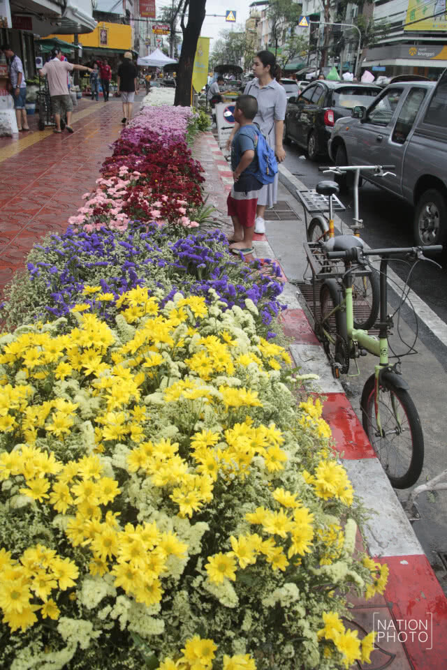 สีสันการประดับตกแต่งดอกไม้สดของชุมชนปากคลองตลาด