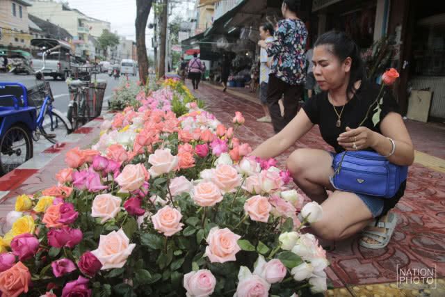 สีสันการประดับตกแต่งดอกไม้สดของชุมชนปากคลองตลาด