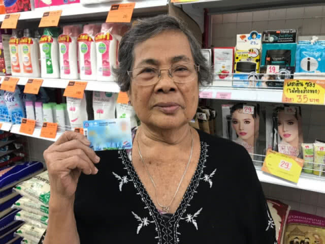 ชาวโคราชแห่กดเงินคนจน รัฐแจก 500 บาท