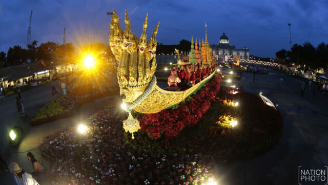 เรือพระที่นั่งจำลอง จัดแสดงในงาน "อุ่นไอรัก คลายความหนาว สายน้ำแห่งรัตนโกสินทร์"