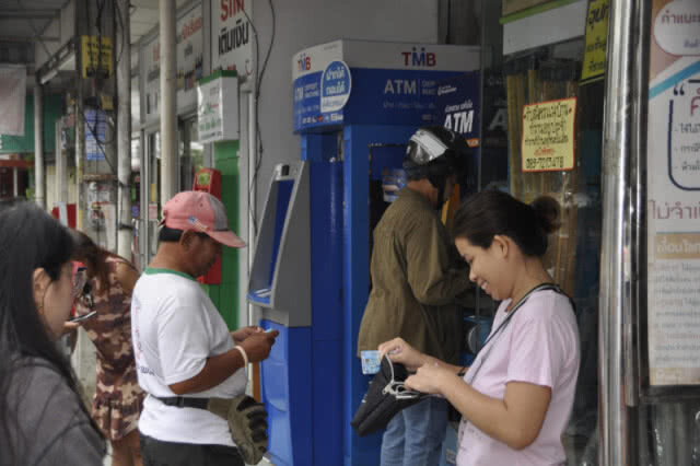 ชาวโคราชแห่กดเงินคนจน รัฐแจก 500 บาท