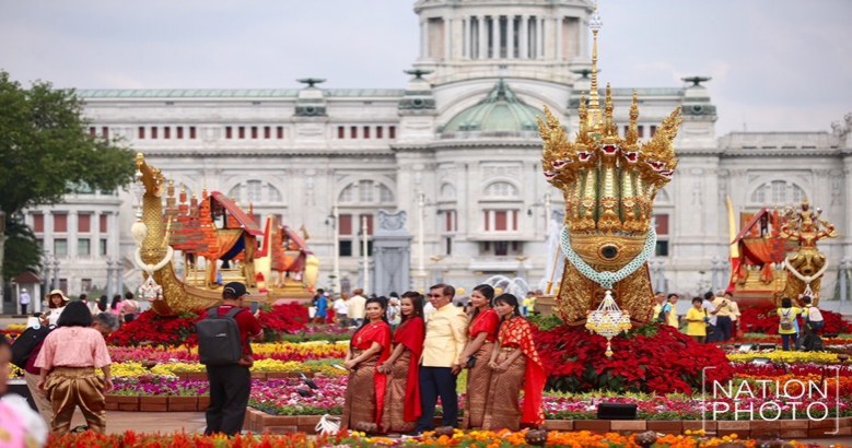 "ประชาชน" พร้อมใจใส่ชุดไทยร่วมงาน "อุ่นไอรัก คลายความหนาว"