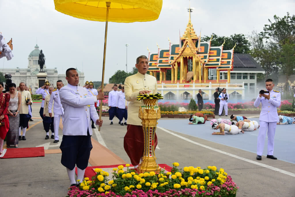 ในหลวง ร.10 เสด็จฯ เปิดงาน "อุ่นไอรัก คลายความหนาว สายน้ำแห่งรัตนโกสินทร์"