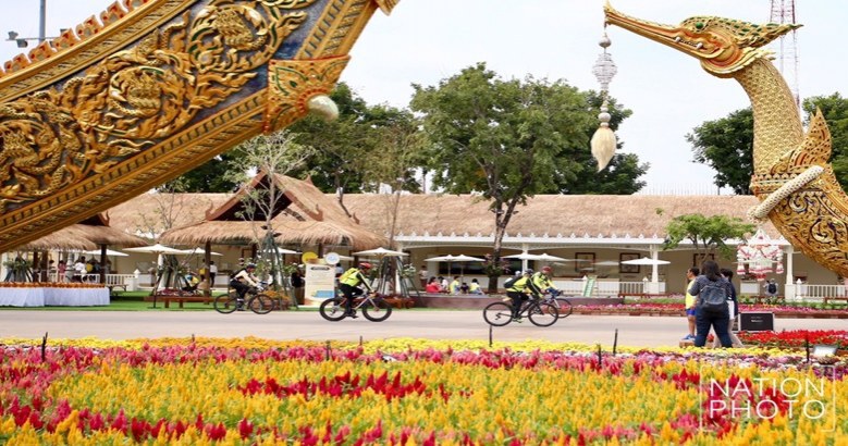 "ประชาชน" พร้อมใจใส่ชุดไทยร่วมงาน "อุ่นไอรัก คลายความหนาว"
