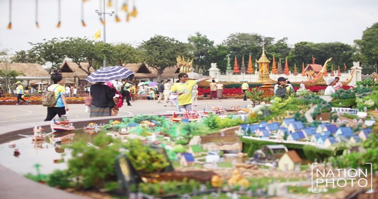 "ประชาชน" พร้อมใจใส่ชุดไทยร่วมงาน "อุ่นไอรัก คลายความหนาว"