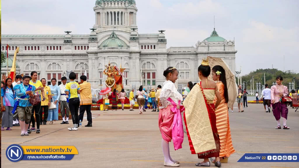 "ประชาชน" พร้อมใจใส่ชุดไทยร่วมงาน "อุ่นไอรัก คลายความหนาว" "ประชาชน" พร้อมใจใส่ชุดไทยร่วมงาน "อุ่นไอรัก คลายความหนาว"