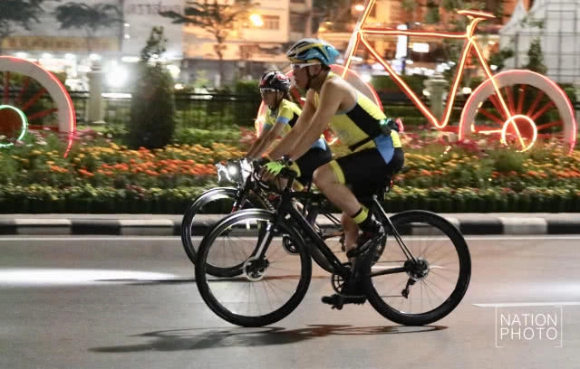 (ภาพชุด 2) สมเด็จพระเจ้าอยู่หัว ทรงปั่นจักรยานนำขบวนประชาชนในกิจกรรม "Bike อุ่นไอรัก 2018"