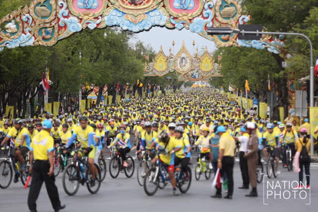 (ภาพชุด) บรรยากาศนักปั่นงาน "Bike อุ่นไอรัก" ที่สะพานผ่านฟ้า