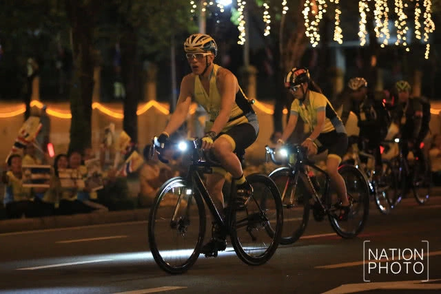 (ภาพชุด) สมเด็จพระเจ้าอยู่หัว ทรงปั่นจักรยานนำขบวนประชาชนในกิจกรรม "Bike อุ่นไอรัก 2018"