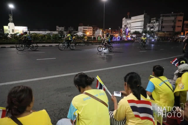 (ภาพชุด 2) สมเด็จพระเจ้าอยู่หัว ทรงปั่นจักรยานนำขบวนประชาชนในกิจกรรม "Bike อุ่นไอรัก 2018"