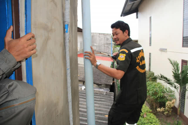 ชายวัย 58 ปีนหลังคาล้างแอร์ก้าวพลาดตกทะลุหลังคาเจ็บ