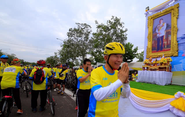ผู้ว่าฯนครราชสีมา พร้อมข้าราชการ ประชาชนชาวโคราช 25,000 คน ร่วมพิธีเปิดกิจกรรม "Bike อุ่นไอรัก"