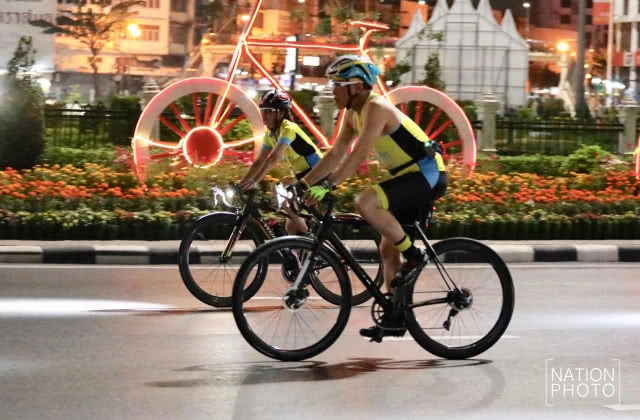 (ภาพชุด 2) สมเด็จพระเจ้าอยู่หัว ทรงปั่นจักรยานนำขบวนประชาชนในกิจกรรม "Bike อุ่นไอรัก 2018"