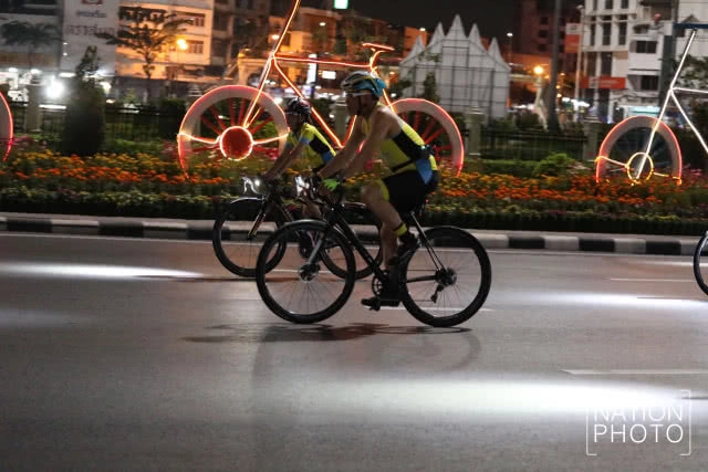 (ภาพชุด 2) สมเด็จพระเจ้าอยู่หัว ทรงปั่นจักรยานนำขบวนประชาชนในกิจกรรม "Bike อุ่นไอรัก 2018"