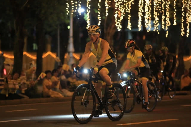 (ภาพชุด) สมเด็จพระเจ้าอยู่หัว ทรงปั่นจักรยานนำขบวนประชาชนในกิจกรรม "Bike อุ่นไอรัก 2018"