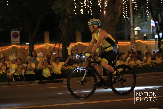 (ภาพชุด) สมเด็จพระเจ้าอยู่หัว ทรงปั่นจักรยานนำขบวนประชาชนในกิจกรรม "Bike อุ่นไอรัก 2018"