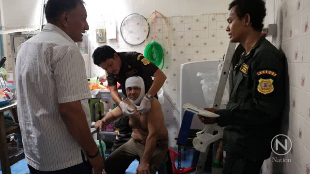 ชายวัย 58 ปีนหลังคาล้างแอร์ก้าวพลาดตกทะลุหลังคาเจ็บ