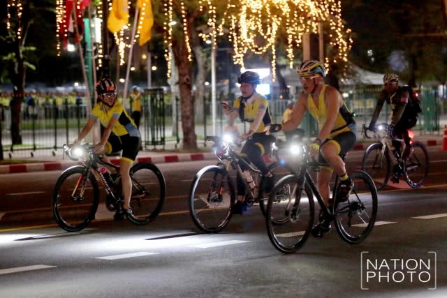 (ภาพชุด 3) สมเด็จพระเจ้าอยู่หัว ทรงปั่นจักรยานนำขบวนประชาชนในกิจกรรม "Bike อุ่นไอรัก 2018"