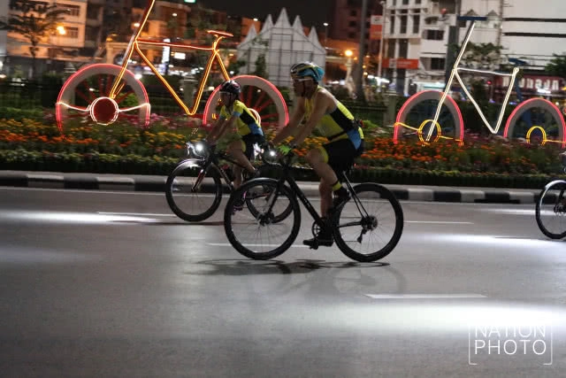 (ภาพชุด 2) สมเด็จพระเจ้าอยู่หัว ทรงปั่นจักรยานนำขบวนประชาชนในกิจกรรม "Bike อุ่นไอรัก 2018"