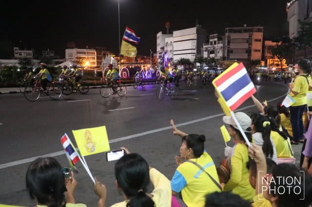 (ภาพชุด 2) สมเด็จพระเจ้าอยู่หัว ทรงปั่นจักรยานนำขบวนประชาชนในกิจกรรม "Bike อุ่นไอรัก 2018"