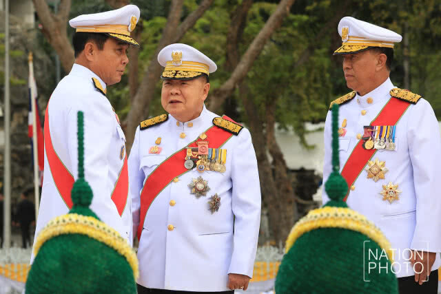 "พล.อ.ประยุทธ์" วางพานพุ่มหน้าพระบรมราชานุสาวรีย์พระบาทสมเด็จพระปกเกล้าเจ้าอยู่หัว