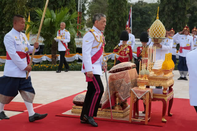 สมเด็จพระเจ้าอยู่หัว ทรงประกอบพระราชพิธีฉลองวันรัฐธรรมนูญแห่งราชอาณาจักรไทย