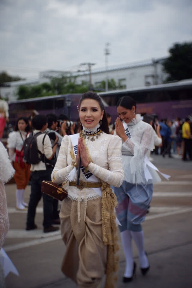 นางงามมิสยูนิเวิร์ส 2018 ทั่วโลก สวมชุดไทยร่วมงานอุ่นไอรัก
