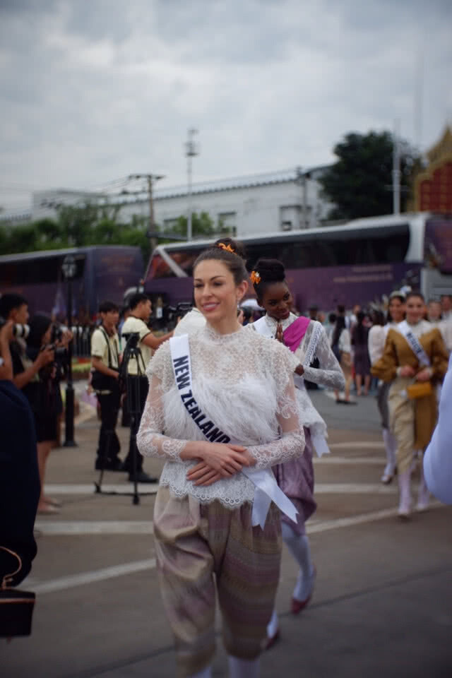 นางงามมิสยูนิเวิร์ส 2018 ทั่วโลก สวมชุดไทยร่วมงานอุ่นไอรัก