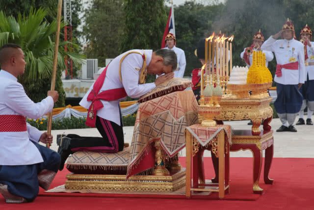 สมเด็จพระเจ้าอยู่หัว ทรงประกอบพระราชพิธีฉลองวันรัฐธรรมนูญแห่งราชอาณาจักรไทย