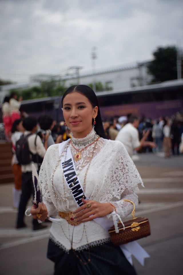 นางงามมิสยูนิเวิร์ส 2018 ทั่วโลก สวมชุดไทยร่วมงานอุ่นไอรัก