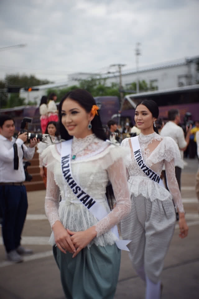นางงามมิสยูนิเวิร์ส 2018 ทั่วโลก สวมชุดไทยร่วมงานอุ่นไอรัก