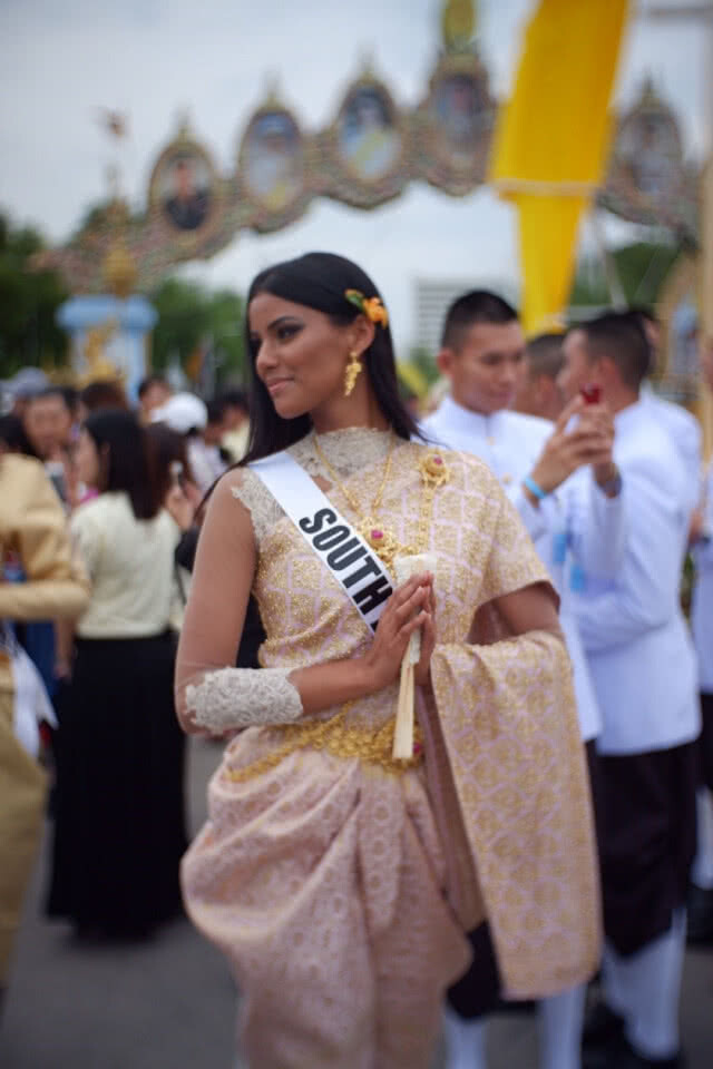 นางงามมิสยูนิเวิร์ส 2018 ทั่วโลก สวมชุดไทยร่วมงานอุ่นไอรัก