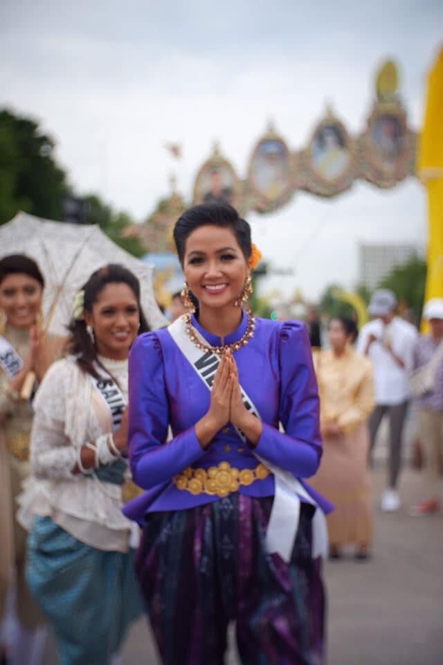 นางงามมิสยูนิเวิร์ส 2018 ทั่วโลก สวมชุดไทยร่วมงานอุ่นไอรัก