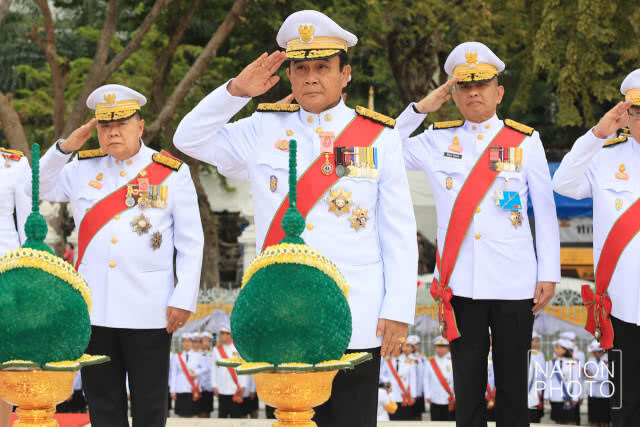 "พล.อ.ประยุทธ์" วางพานพุ่มหน้าพระบรมราชานุสาวรีย์พระบาทสมเด็จพระปกเกล้าเจ้าอยู่หัว