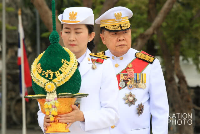 "พล.อ.ประยุทธ์" วางพานพุ่มหน้าพระบรมราชานุสาวรีย์พระบาทสมเด็จพระปกเกล้าเจ้าอยู่หัว