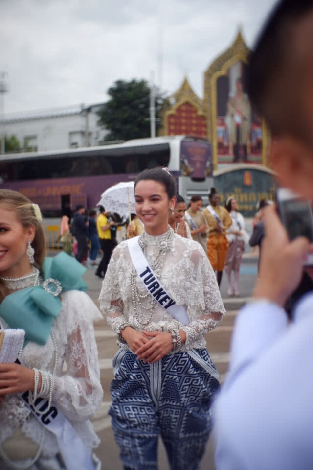 นางงามมิสยูนิเวิร์ส 2018 ทั่วโลก สวมชุดไทยร่วมงานอุ่นไอรัก