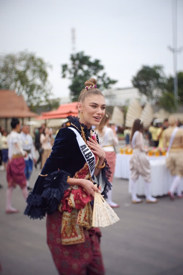 นางงามมิสยูนิเวิร์ส 2018 ทั่วโลก สวมชุดไทยร่วมงานอุ่นไอรัก