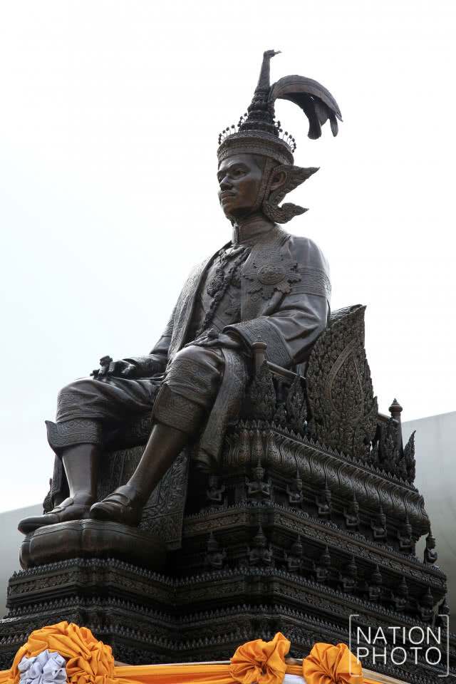 "พล.อ.ประยุทธ์" วางพานพุ่มหน้าพระบรมราชานุสาวรีย์พระบาทสมเด็จพระปกเกล้าเจ้าอยู่หัว