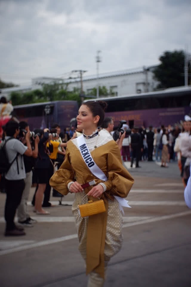 นางงามมิสยูนิเวิร์ส 2018 ทั่วโลก สวมชุดไทยร่วมงานอุ่นไอรัก