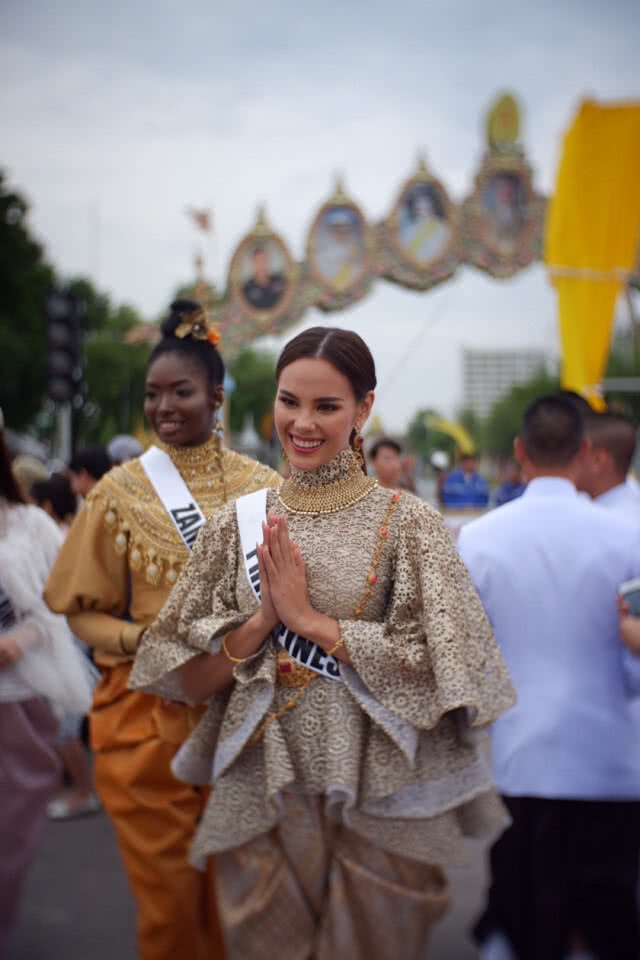 นางงามมิสยูนิเวิร์ส 2018 ทั่วโลก สวมชุดไทยร่วมงานอุ่นไอรัก
