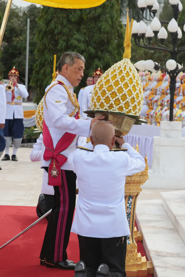 สมเด็จพระเจ้าอยู่หัว ทรงประกอบพระราชพิธีฉลองวันรัฐธรรมนูญแห่งราชอาณาจักรไทย