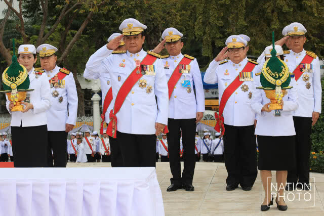 "พล.อ.ประยุทธ์" วางพานพุ่มหน้าพระบรมราชานุสาวรีย์พระบาทสมเด็จพระปกเกล้าเจ้าอยู่หัว