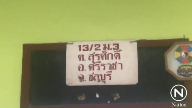 งูเหลือมยาว 3 เมตร เลื้อยเข้าร้านขายอะไหล่รถยนต์ คอหวยแห่ตีเลขเด็ดเลขที่ร้าน