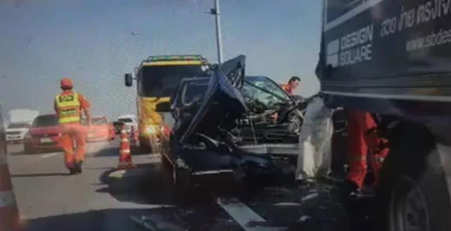 เปิดวงจรปิด นาทียายซิ่งเบนซ์เสยท้ายกระบะ ทำคนตกทางด่วน ดับ