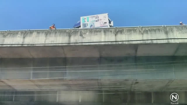 เปิดวงจรปิด นาทียายซิ่งเบนซ์เสยท้ายกระบะ ทำคนตกทางด่วน ดับ