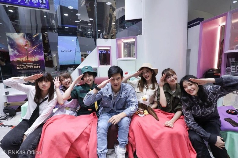 "วี BNK48" เจอถล่มยับ! หลังแซว 'ติ๊ก-เจษฎาภรณ์' แรง