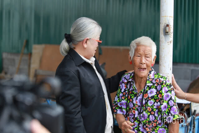 พบหญิงชราวัย 84 ปี อยู่เพียงลำพังคนเดียว ยังสู้ชีวิต เดินเก็บของเก่าขาย