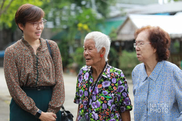 พบหญิงชราวัย 84 ปี อยู่เพียงลำพังคนเดียว ยังสู้ชีวิต เดินเก็บของเก่าขาย