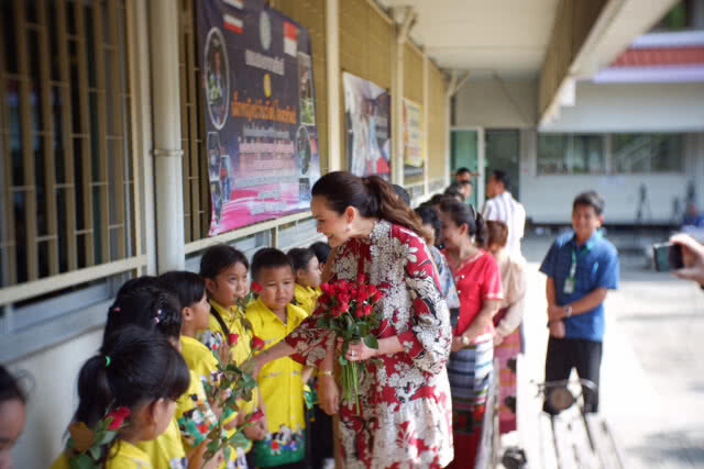 "ปุ๋ย ภรณ์ทิพย์"เยือนไทย บริจาคทุนการศึกษา 1.3 ล้าน
